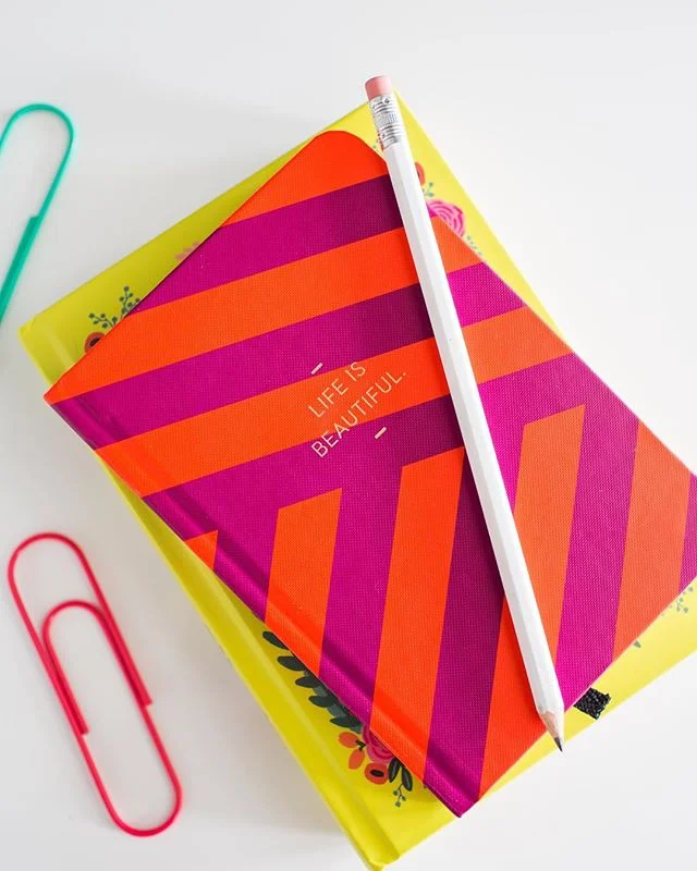 Where my journaling fans at?! 📝💞🙋&zwj;♀️ There is something so powerful about putting pencil to paper and letting your creativity flow.
.
I find that journaling improves my mood and this book of papers holds so many ideas that have helped my busin