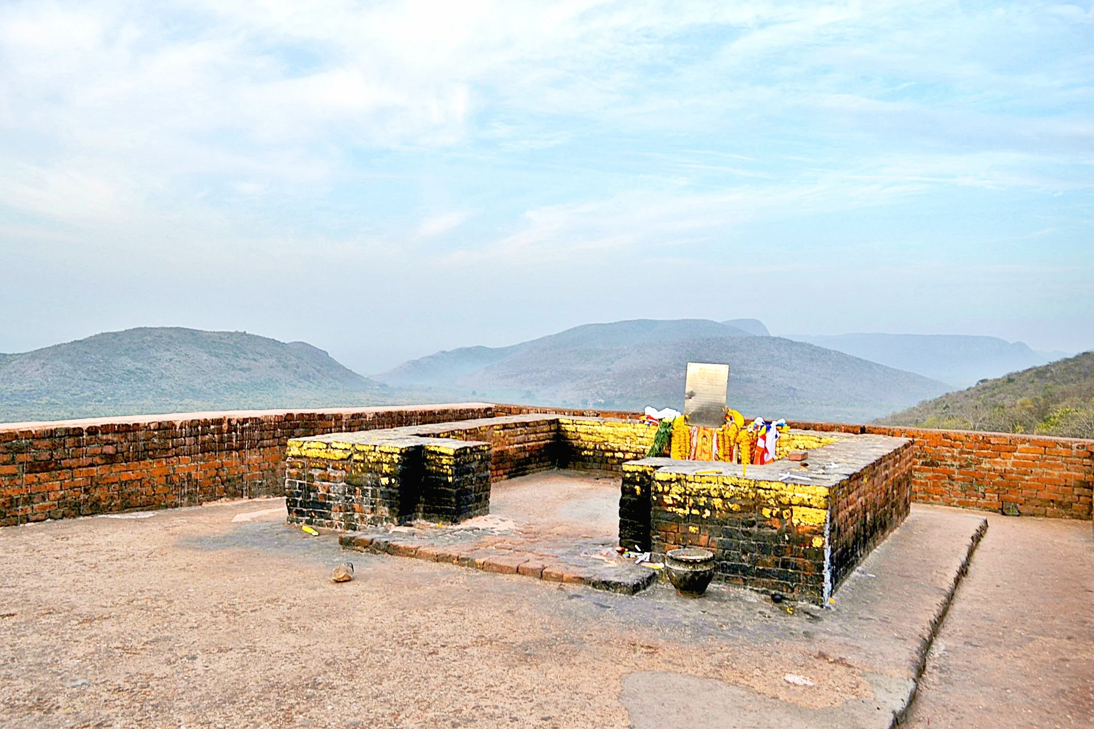 Mulagandhakuti_in_Vulture_Peak.jpg