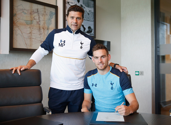 Pochettino poses with his new acquisition in front of the cameras.&nbsp;  (Photo by Tottenham Hotspur FC/Tottenham Hotspur FC via Getty Images)