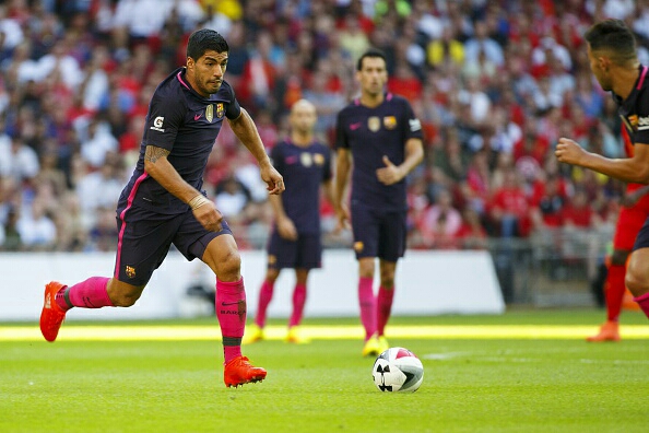 Luis Suarez pictured playing against Liverpool yesterday. (Photo via Getty Images)