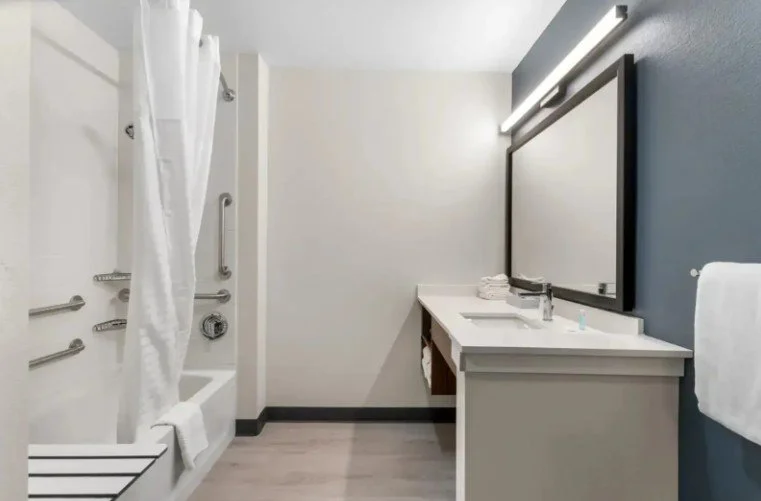 Everhome Suites Cheyenne Tub Surround.jpg