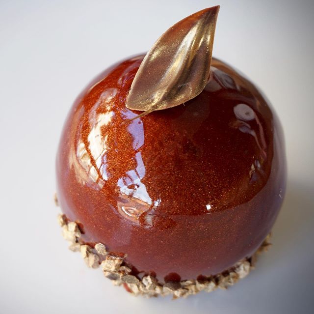 Welcome to the vegan chocolate ball...we've invited rhubarb and lemongrass for a jam too! Dress code is glossy red berry and gold leaf.
Dancing inside is a rich chocolate mousse made with 'Manjari' Valrhona chocolate with red berry notes and the tart jam makes the whole ball sing!

#milse #vegan #glutenfree #hipgrouplife