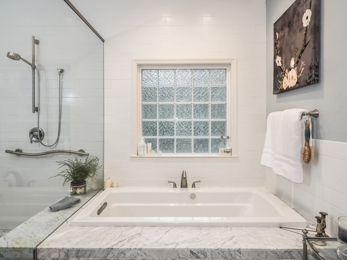 bathroom with large drop in tub