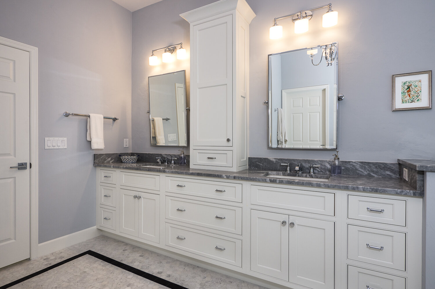 bath design with white cabinetry