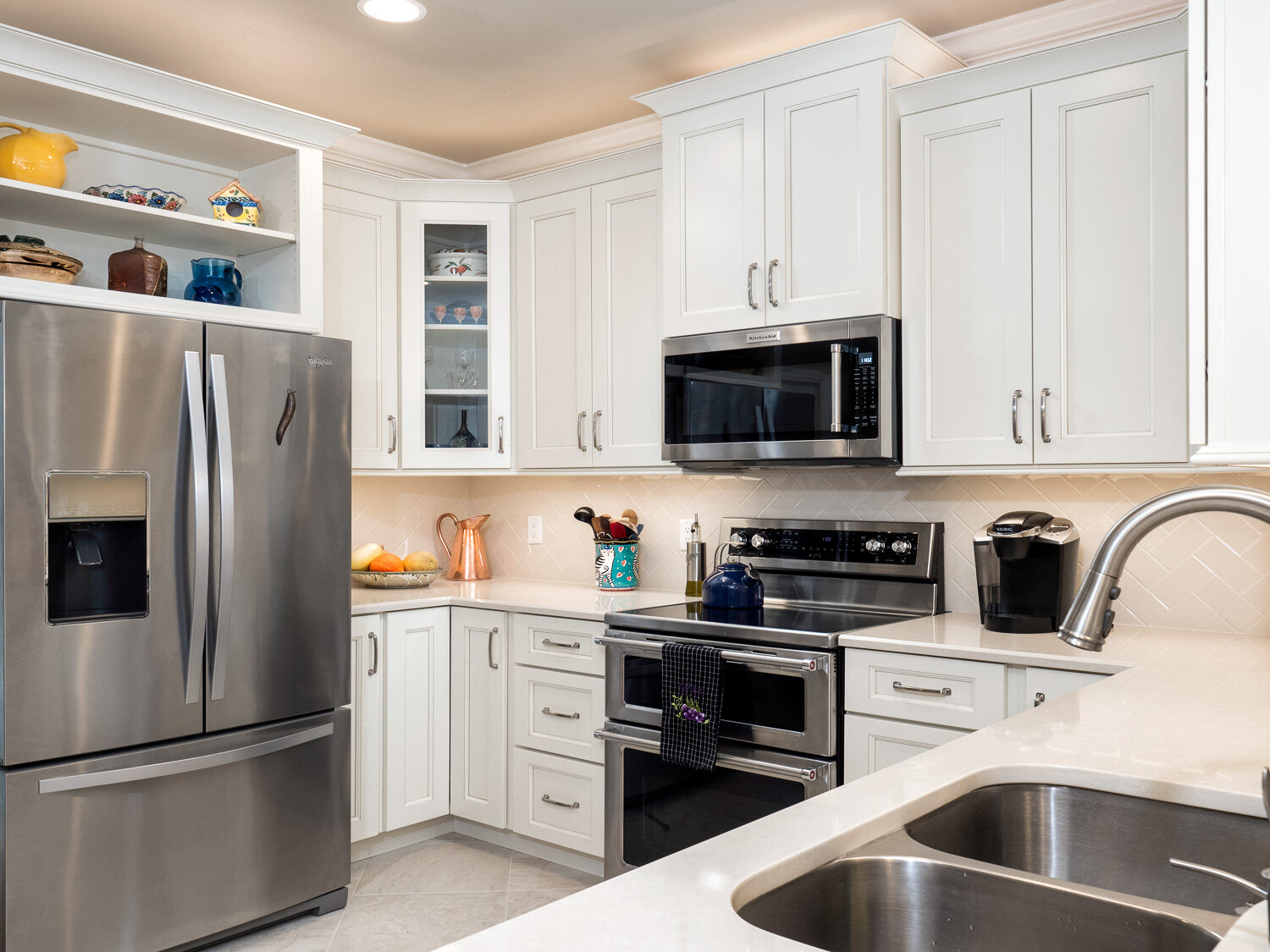 white kitchen design with colorful accessories