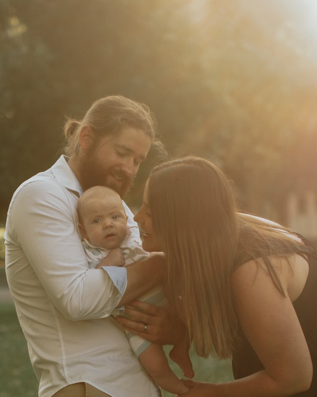 Nate smiling at me&hellip;well really his squeaky toy sloth was the highlight of my whole week!! So happy for this precious family of 3.
-
-
-
-
#OttawaPhotographer
#OttawaLifestylePhotographer
#OttawaFamilyPhotographer
#OttawaCouplesPhotographer
#Ot