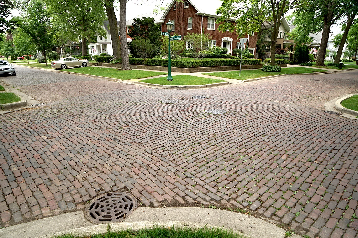 Oakwood Avenue at 10th St., 2016