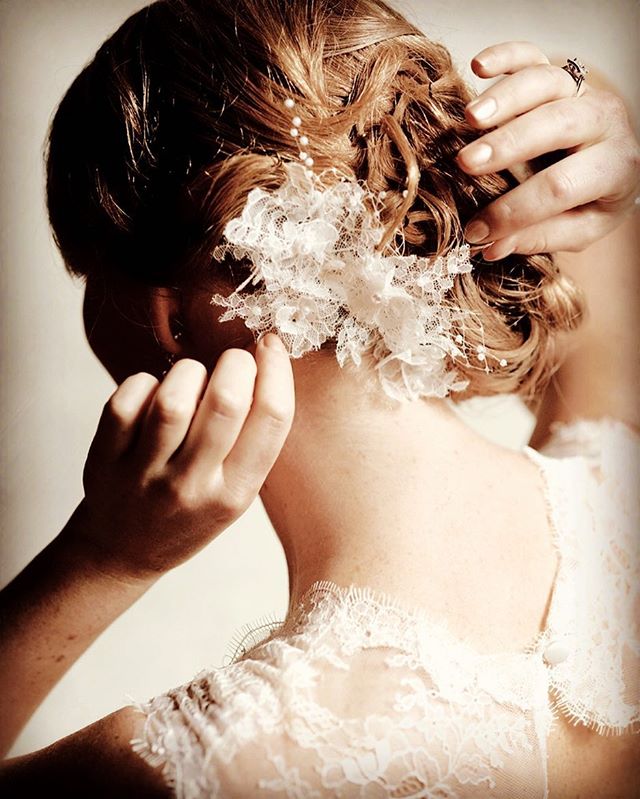 Where would a bride be without the finishing touches? Love this delicate lace hairpiece💕
#melbournebride #melbournecouture #melbournestyle #weddingdress #hairpiece #lace #lacegown #beautifulbride #bridetobe #vintage #vintagelove
