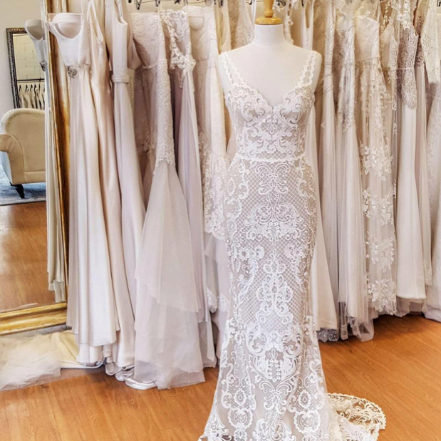 Introducing Karlie - our newest member of our latest range available in-store at @white.bird.bridal.melbourne in Hawthorn. Be the first to try her on this weekend and when you book receive a free matching veil of your choice 💕
#madetomeasure #lace #