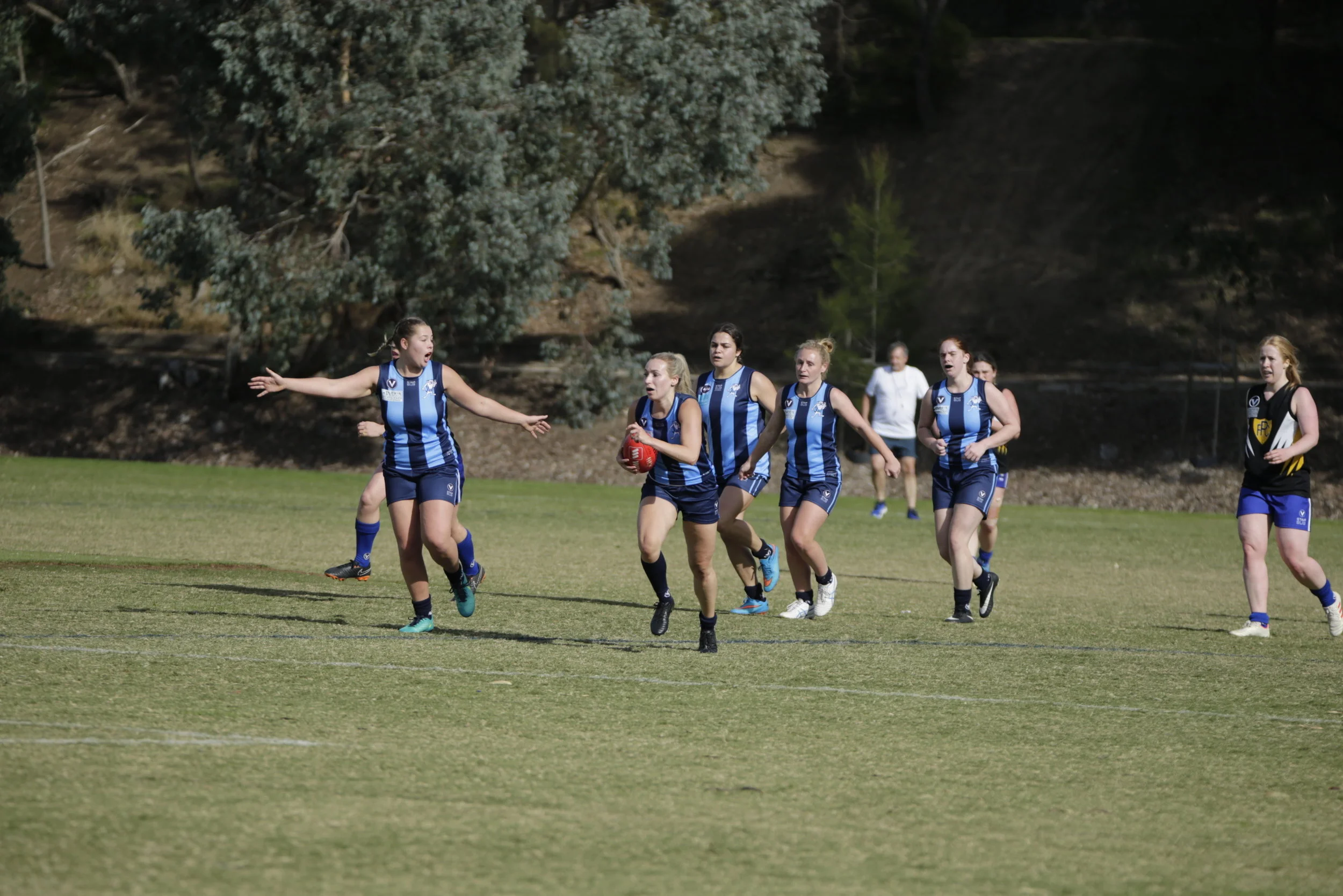 Leo's fall in rough outing 