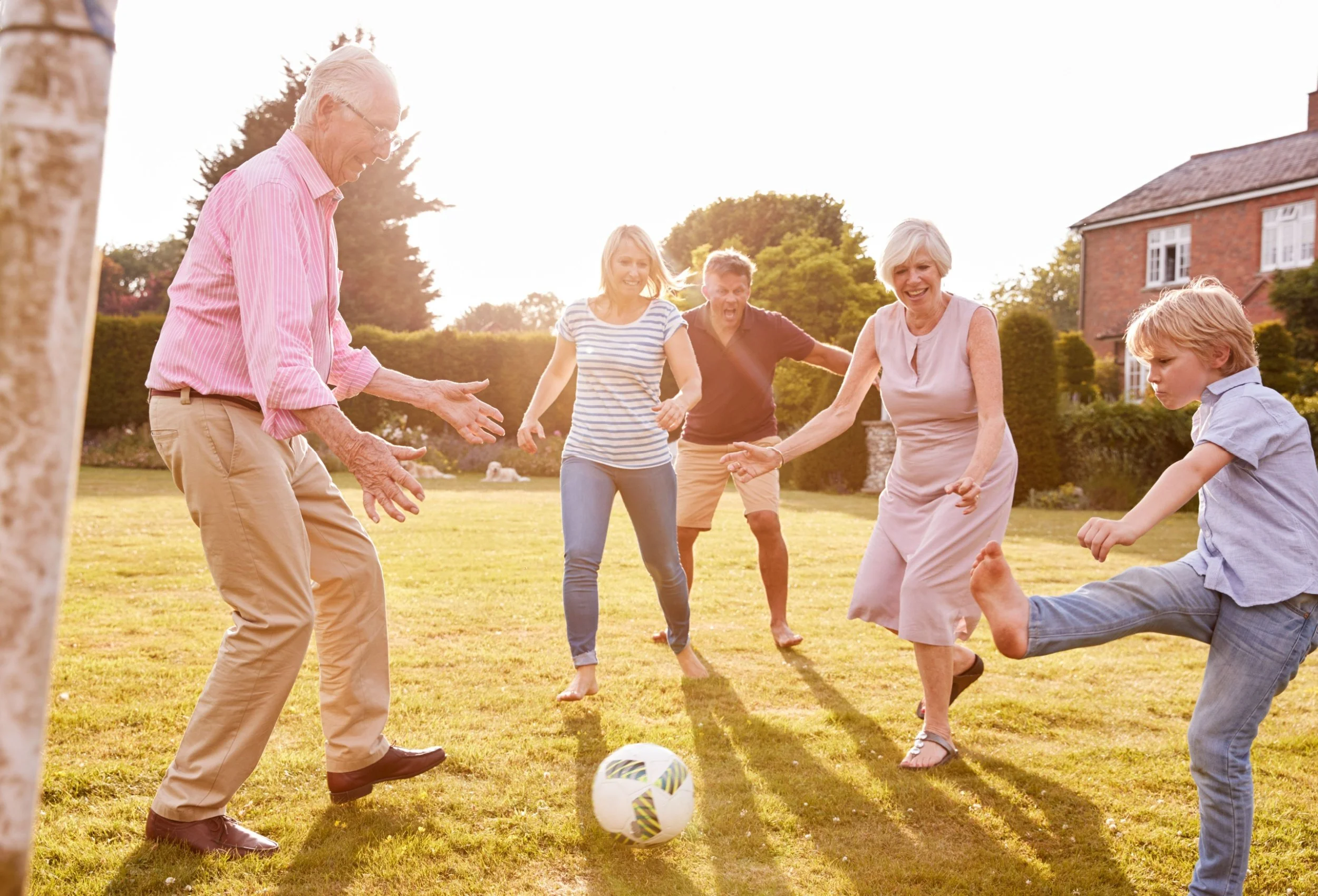 5 valuable reasons to consult a solicitor when writing your will 