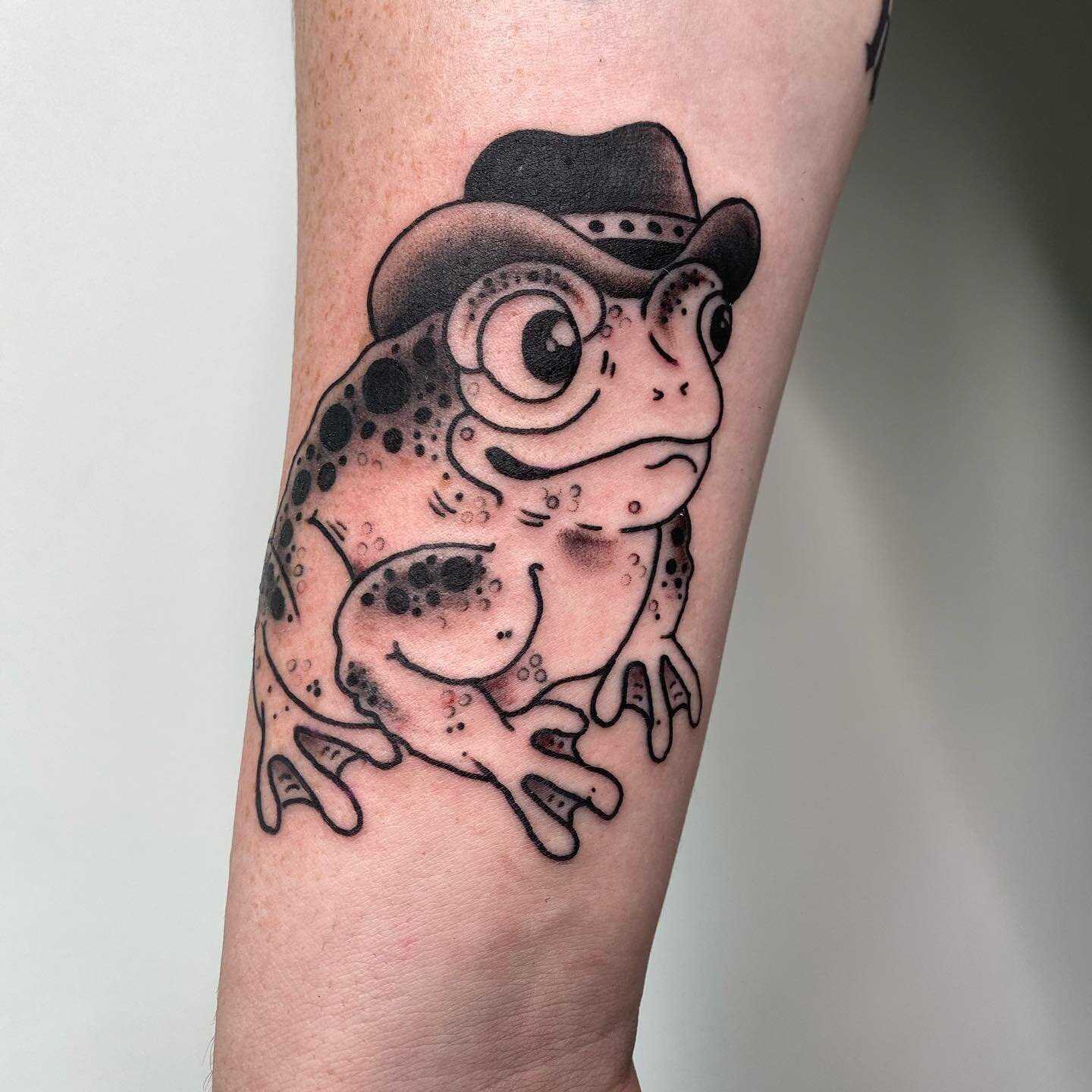 Frog with a hat 
Dm for bookings and enquiries 
 Thanks @willkeetley 
#frog #frogtattoo #frogs #tattoo #blackwork #blacktraditionaltattoo #tattoos #tattooideas #tattooed #tattoostyle #tattooist#tattooing #blacktattoo #traditionaltattoo #blackworkers_