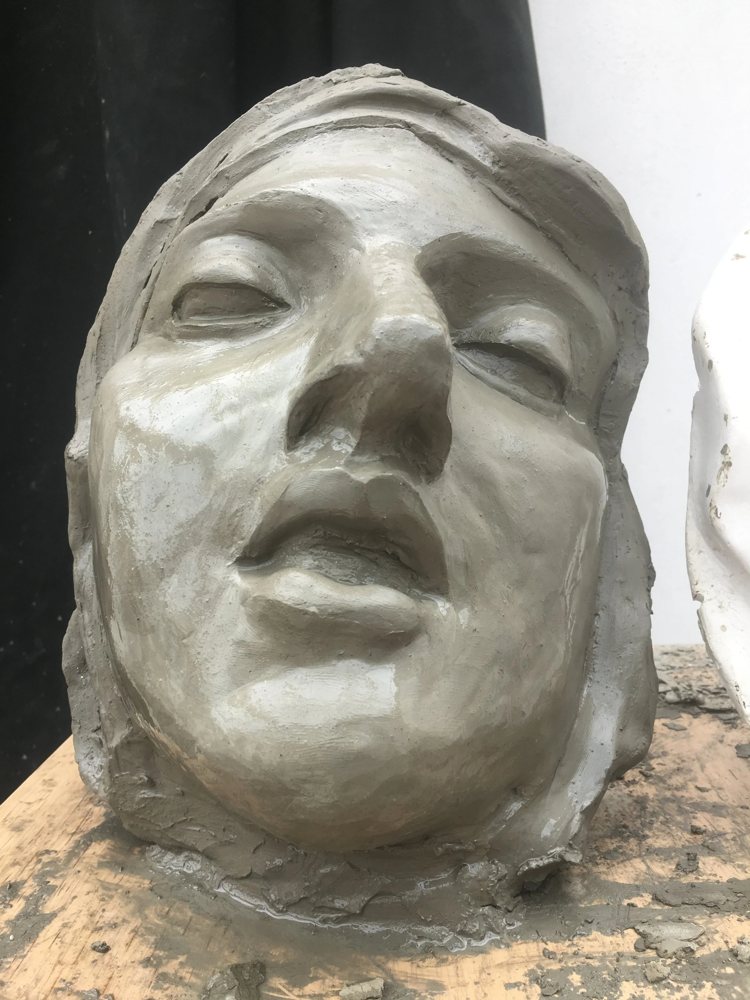 Here can be seen the tilt to the right of the nose. This was caused by the sculpture slowly tilting to the right. Now the tilt will have to be fixed.