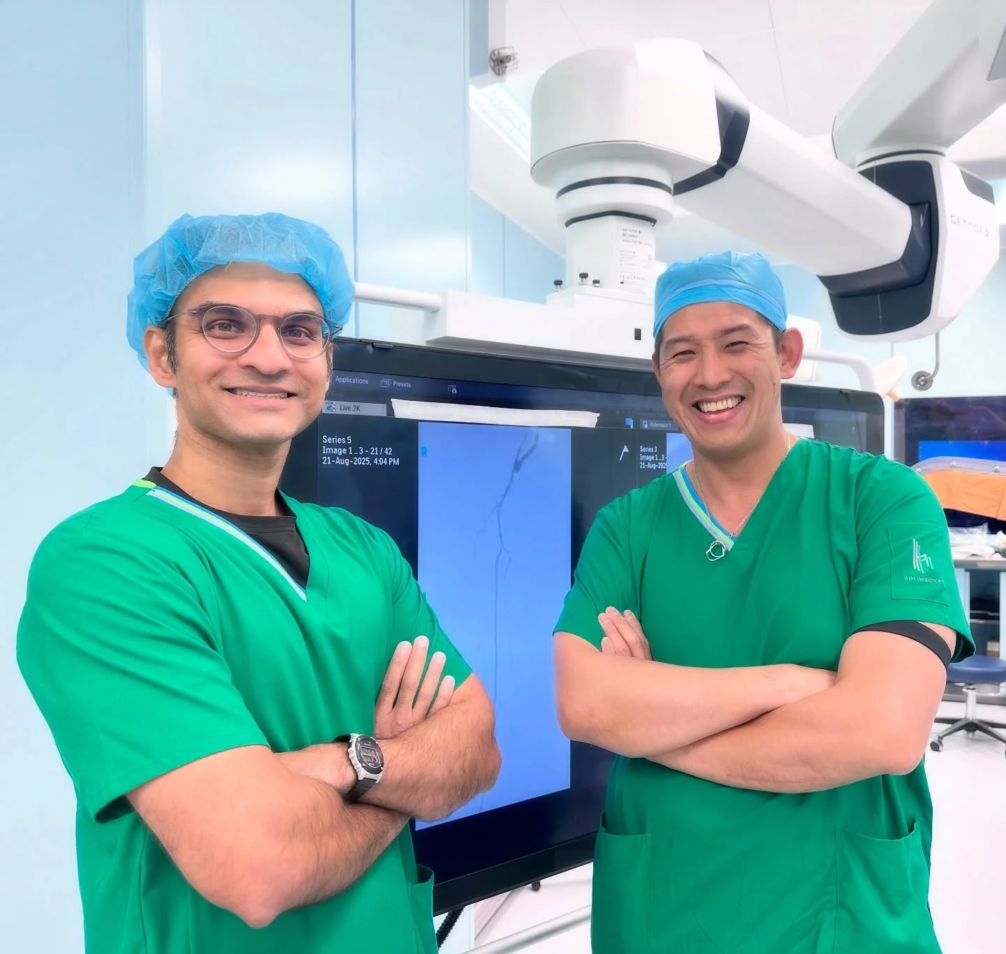 Delighted to have been able to celebrate @dr.pra.vein 3rd week in private practice by operating together, just like the old days in @nuhig #vascular #vascularsurgery #withandwithoutascalpel #teamworkmakesthedreamwork @ihhhealthcare @mountelizabethhos