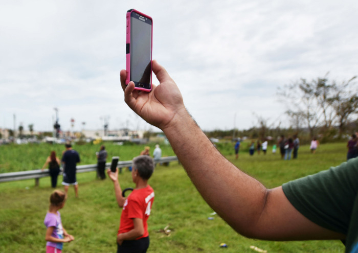 31-phone-reception-puerto-rico.w700.h700.jpg
