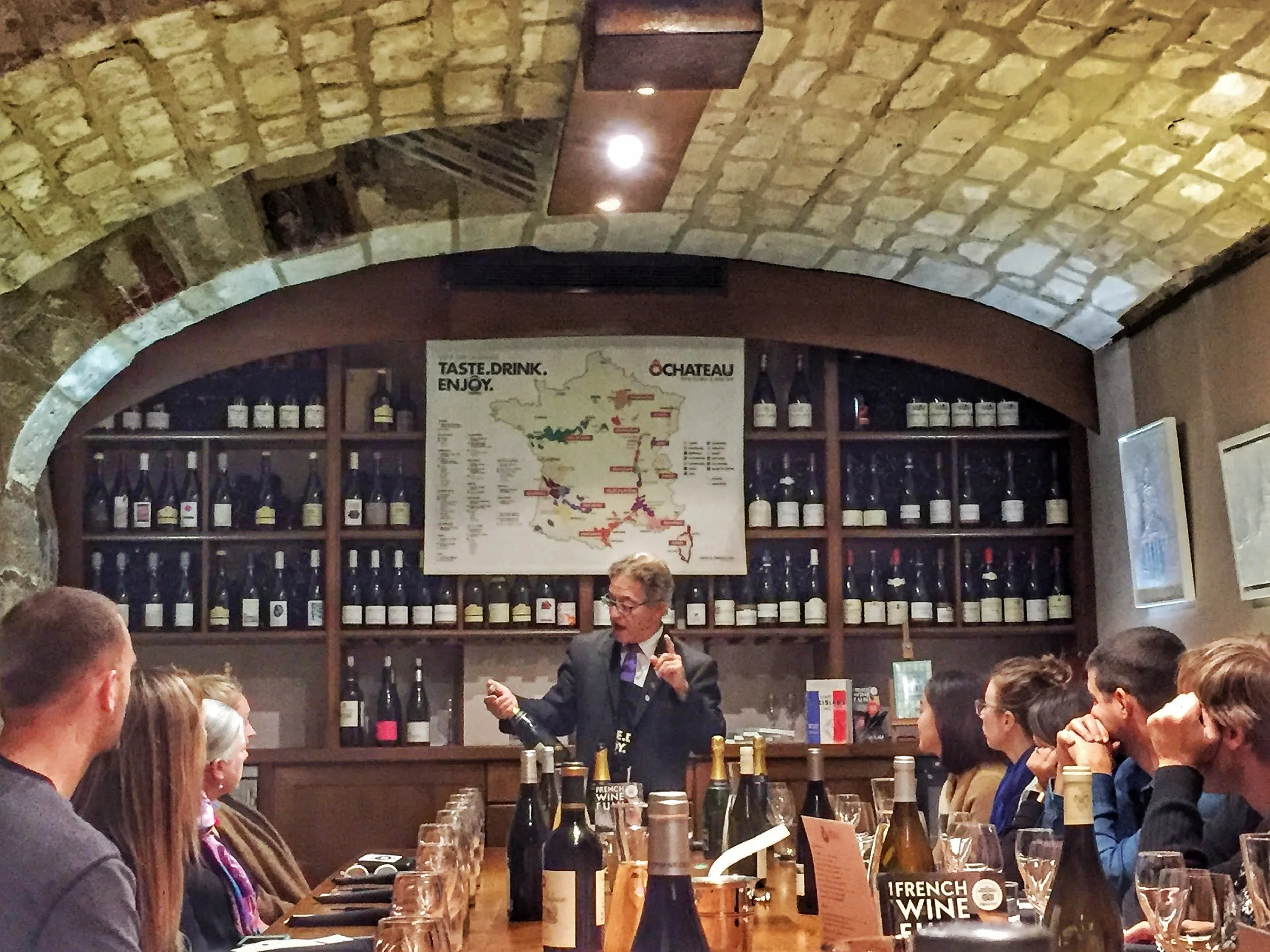 OUR SOMMELIER GÉRALD EXPLAINING THE CHAMPAGNE & THE TASTING