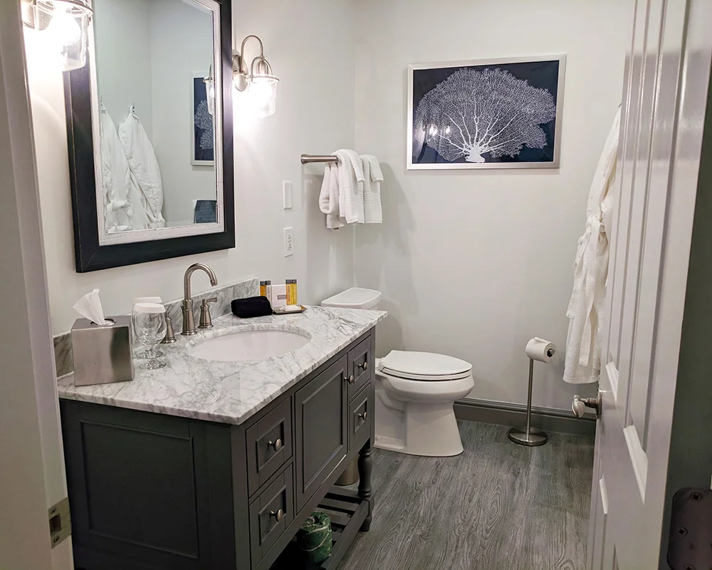 The-Whalers-Inn-bathroom.jpg