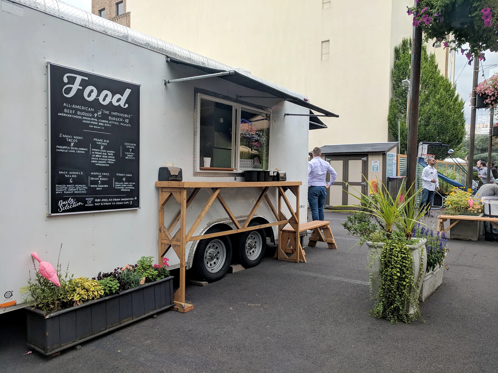 19th-Hole-food-cart.jpg
