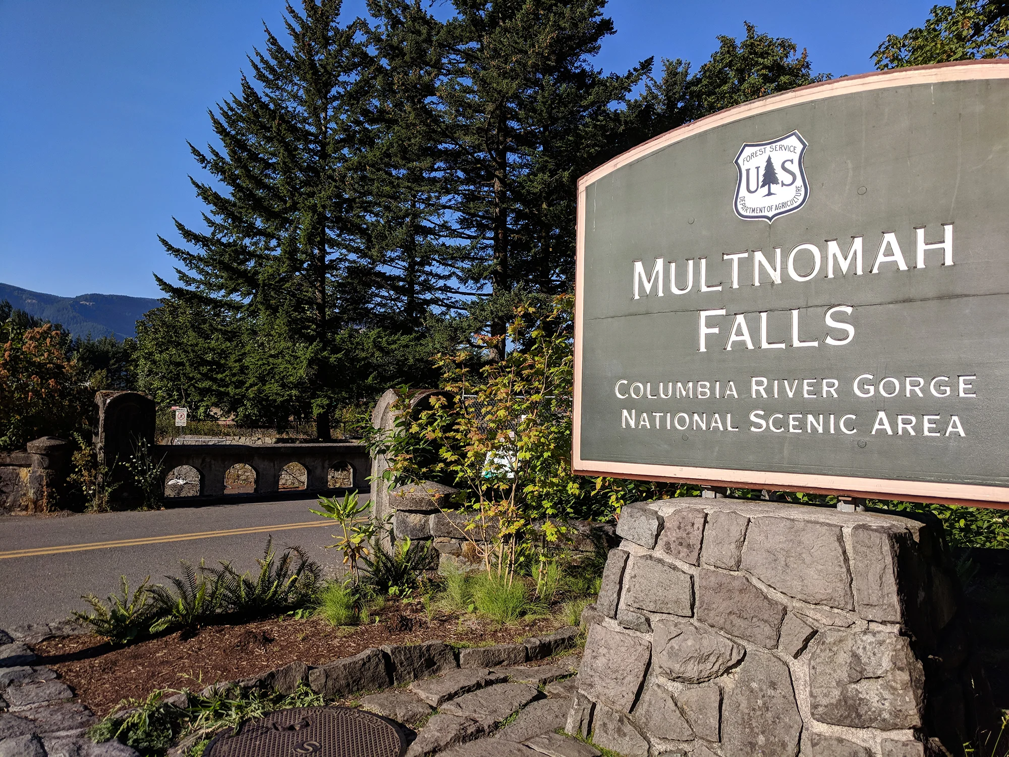 Multnomah Falls sign.jpg