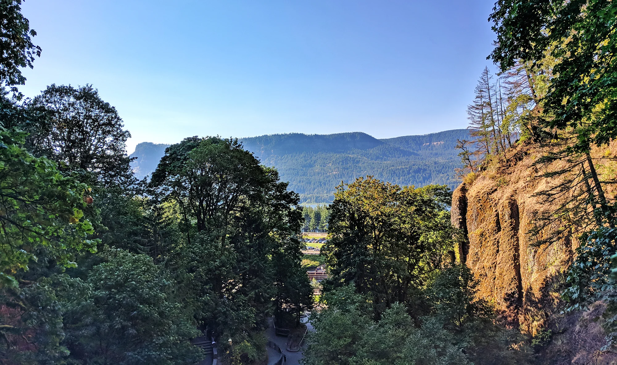Multnomah Falls gorge view.jpg