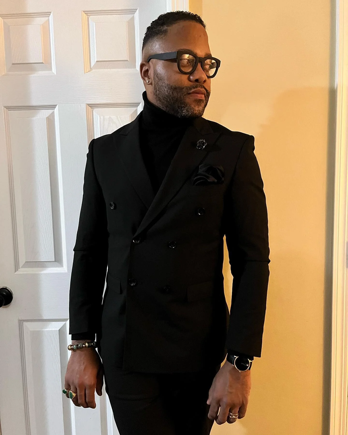 Even in all BLACK you can be the flyest in the room. This is one of my personal favorite hue&rsquo;s, and looks! You to can be fresh in all black You need a stylist!!! Let me Freshen you up! Check me out at Saysofresh.com #style #stylist #styling #wa