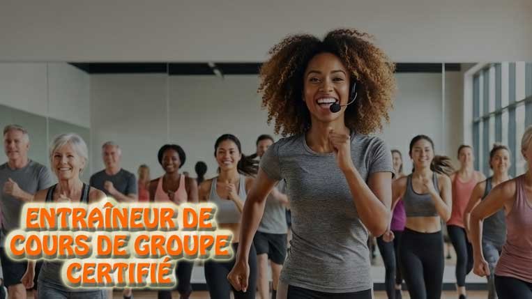 Entraîneuse de cours de groupe avec micro dirigeant une séance de fitness dynamique pour la certification CFORC.