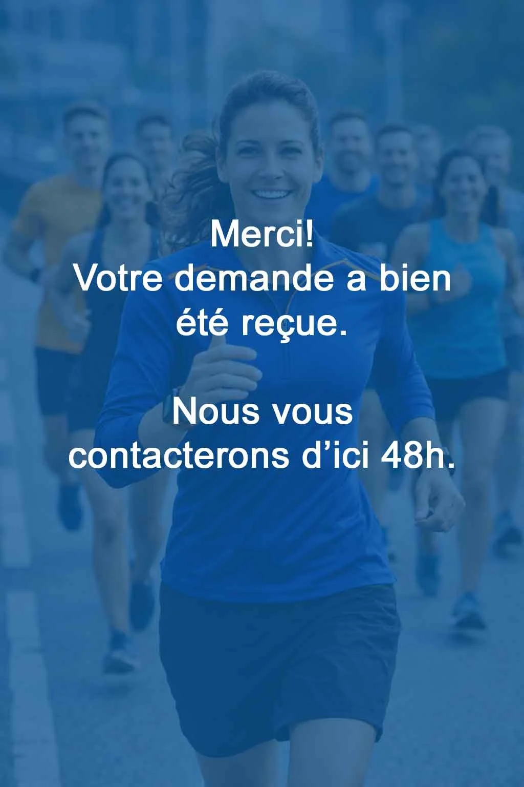 Entraîneur de course à pied avec groupe de coureurs en entraînement