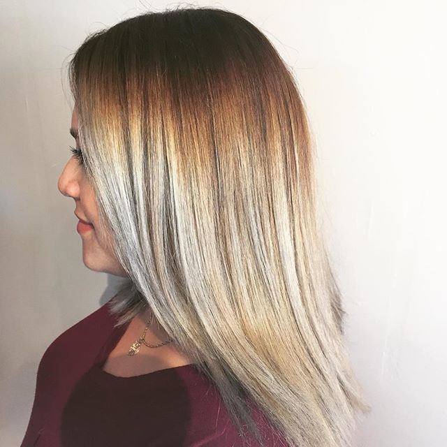 When everything works out just right 🙌🏽🙌🏽 balayage/ombre by @cheyennec007 #blonde #balayage #silverhair #kenrametallics #behindthechair