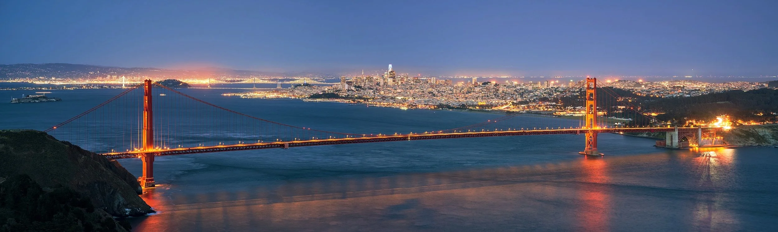 2880px-Golden_Gate_Bridge_and_San_Francisco_skyline_from_Hawk_Hill_at_Blue_Hour_dllu.jpg