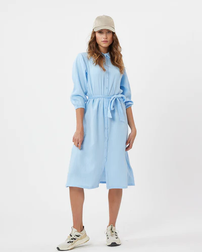 moves-lightblue-dress-und-cap.png