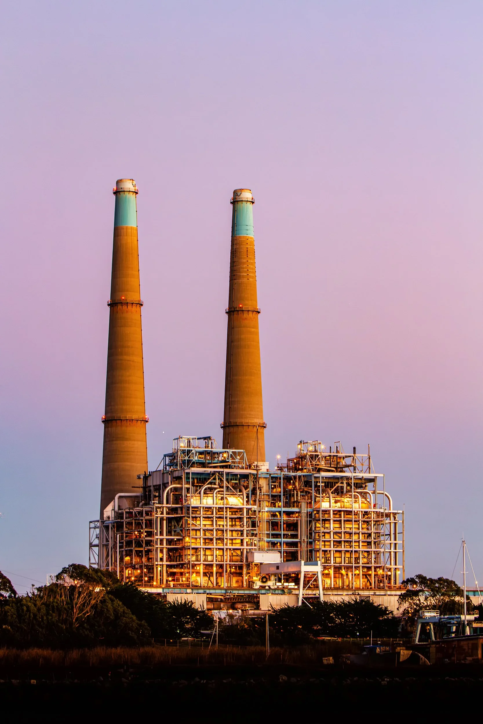Moss Landing Power Station

 

 The Moss Landing Power Plant stands near the harbor and wetlands of Moss Landing in Monterey County, California. Its twin stacks are a visible industrial landmark on the Central Coast. 