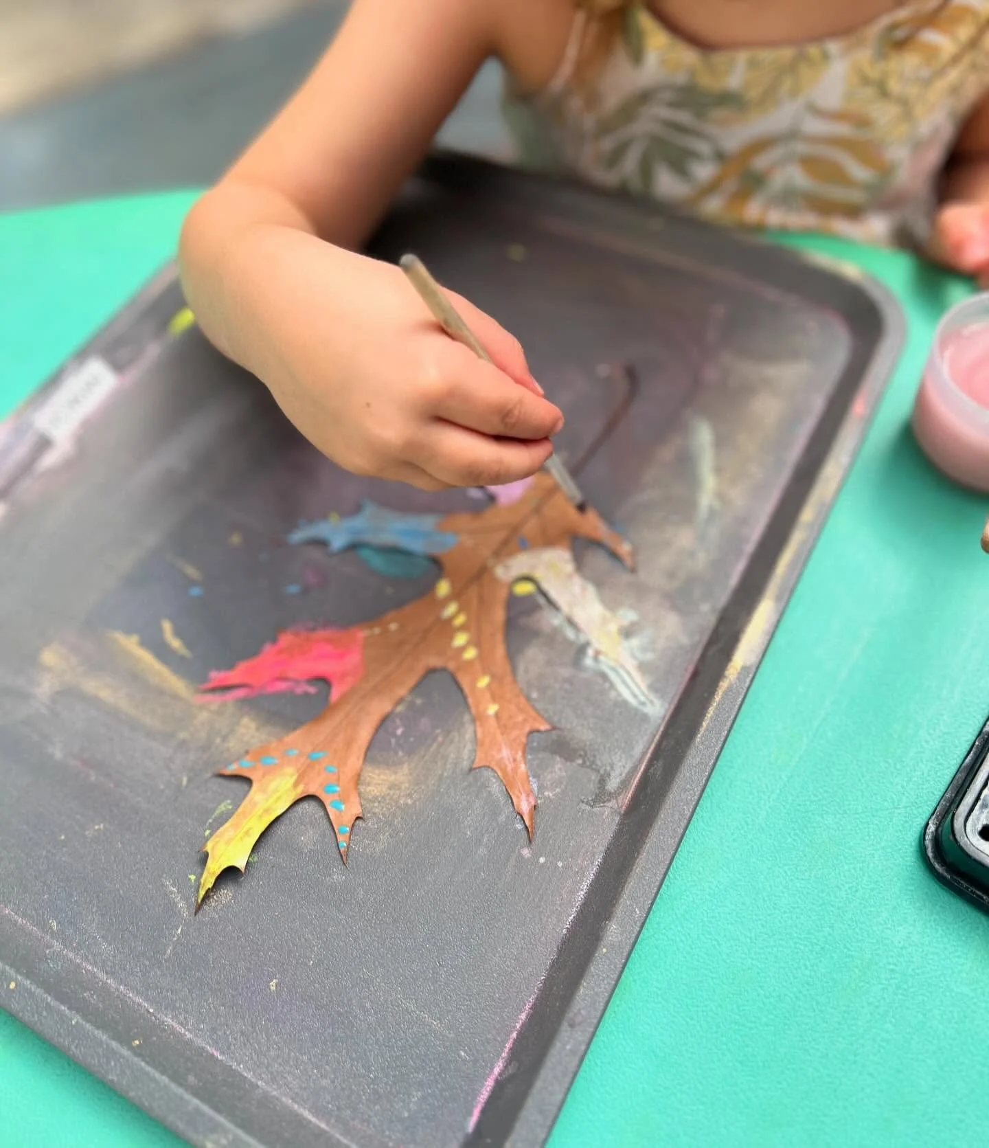 Falling Leaves 🍂 🍁🍃 

#leafrubbings #paintingleaves #kidsartwork #papermoonplayschool 
#playscool  #playbasedlearning #papermoonplayschool #learningthroughplay #kidsmakeart  #openendedplay #letthemplay #invitationtoplay #playtolearn #pdxchildcare 