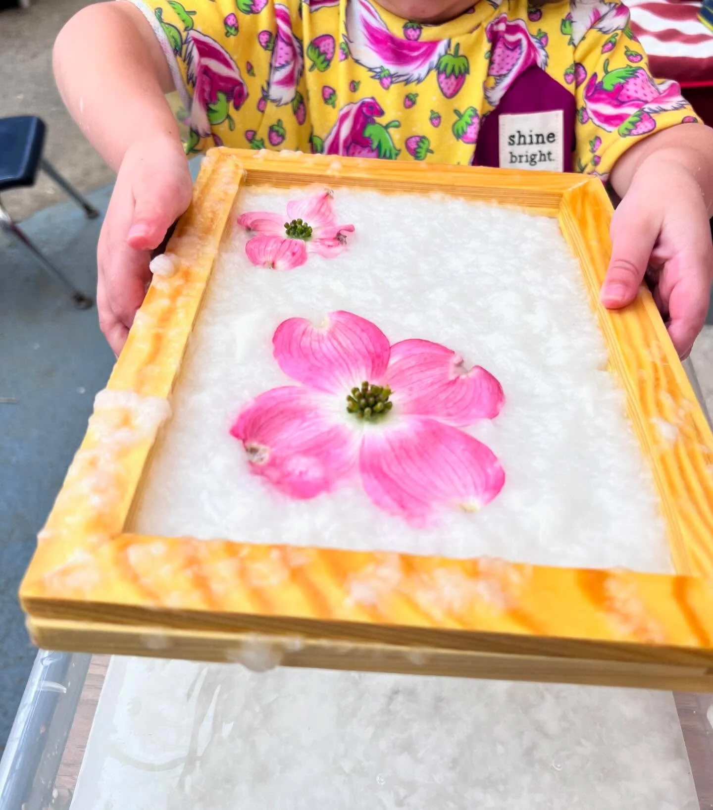 Yesterday we made paper with our Dogwood tree blossoms 🌸. #papermaking #kidsmakeart  #bleedingtissuepaper #finemotorskills 
#processartforkids #playschool  #playbasedlearning #papermoonplayschool #learningthroughplay #openendedplay #letthemplay #inv