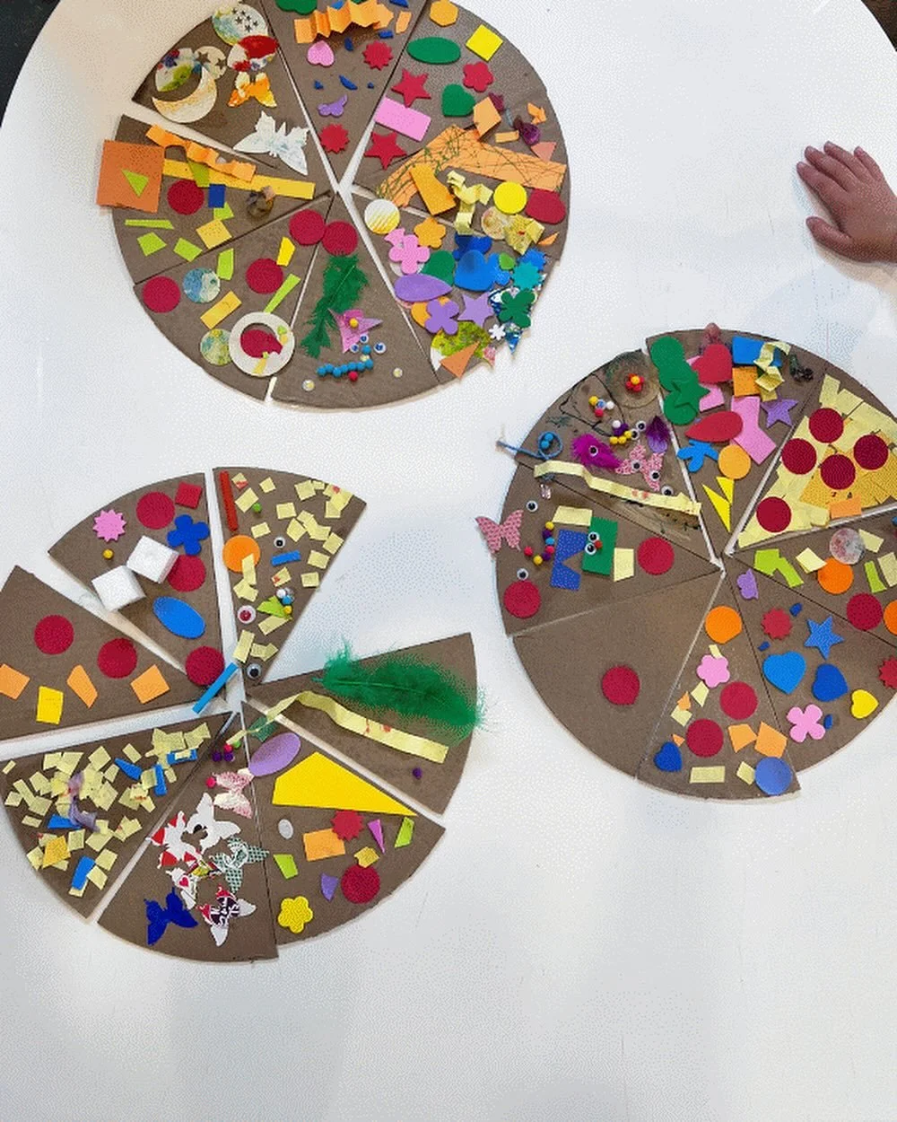 Pizza 🍕 Party  #pizzaparty #paperpizza #petethecat #kidsmakeart  #finemotorskills 
#processartforkids #playschool  #playbasedlearning #papermoonplayschool #learningthroughplay #openendedplay #letthemplay #invitationtoplay #playtolearn #preschoolclas
