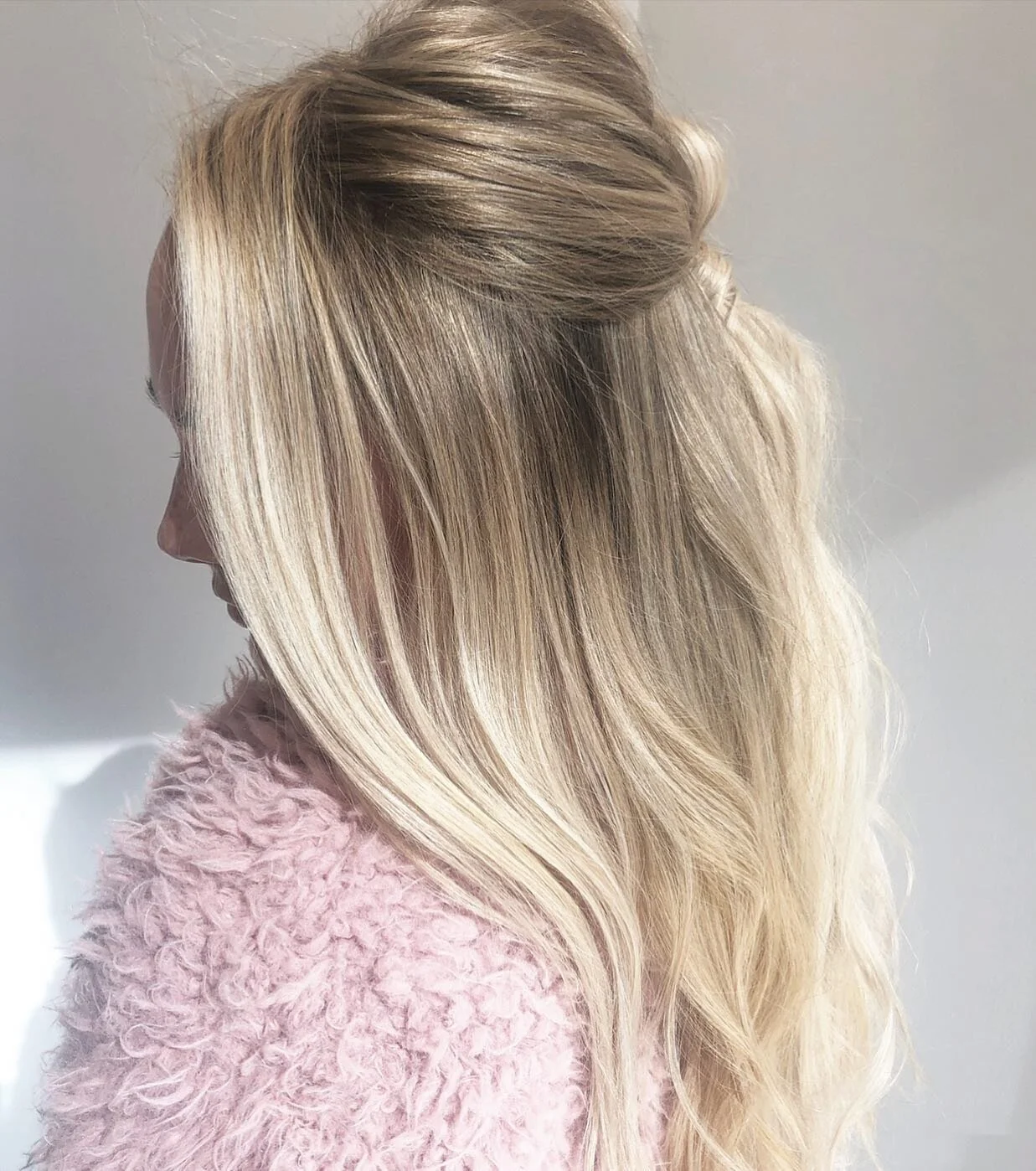Throwback to one of my favs (@hannahhutchings_) 
&bull;
&bull;
A head full of strategically placed babylights to add brightness + keep depth for dimension and tipped out ends for extra blondeness. Ugh, staring at this pic makes me want to get back in