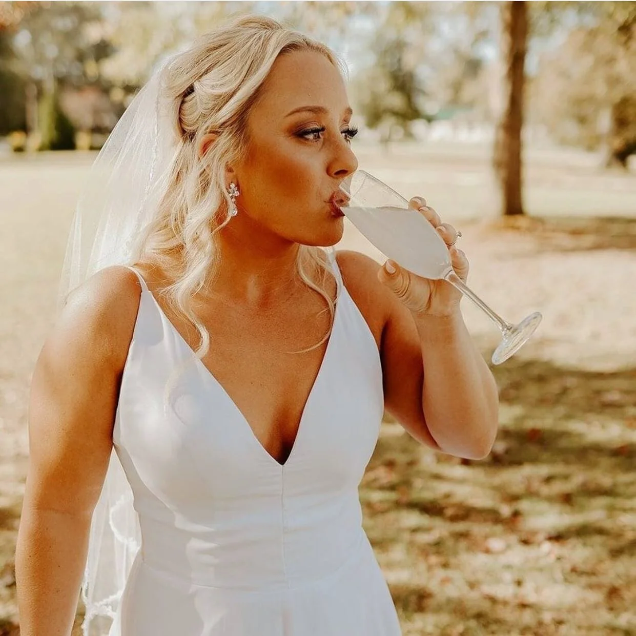 This is my kinda bride @mariah_wenglewski 
+
I only did 3 bridal hair sessions this year. Three. Good old 2020...... Updos &amp; braids were one of my biggest passions at the beginning of my career.  Not a lot made me up happier than being asked to d