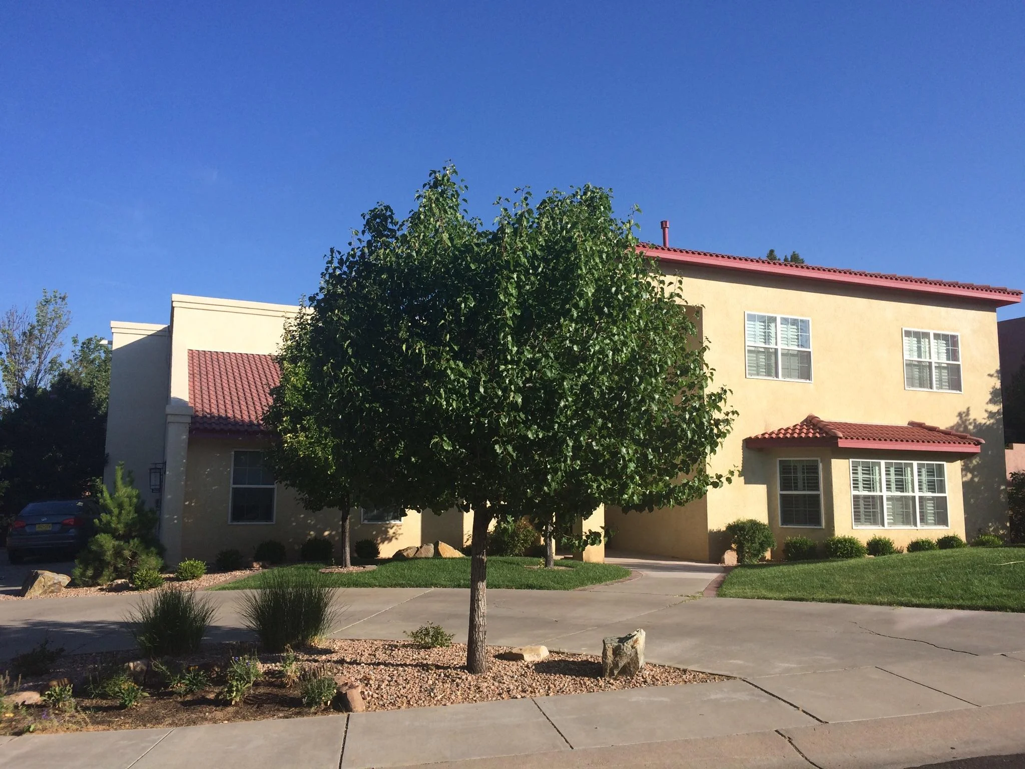 Santa Fe Brown with Decorative Boulders