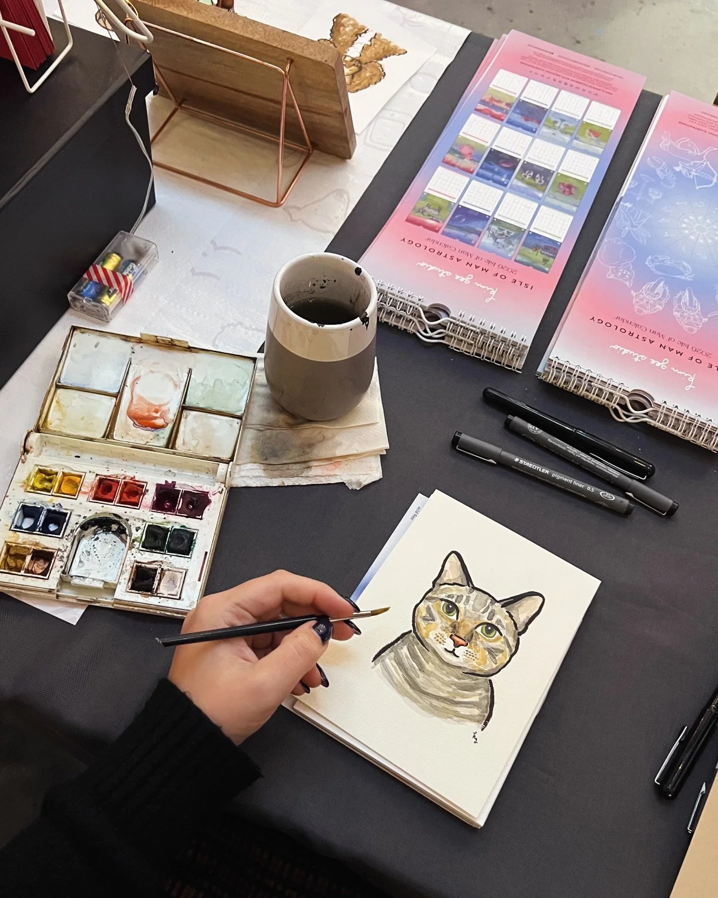 This weekend is my last two Christmas markets of 2025, and they&rsquo;re both for a good cause! 🐾🐴

I&rsquo;ll be at the @manxspca_ Christmas Fair in Onchan&rsquo;s Community Centre (The Hub) on Saturday from 12-3:30pm, and at the Home of Rest for 