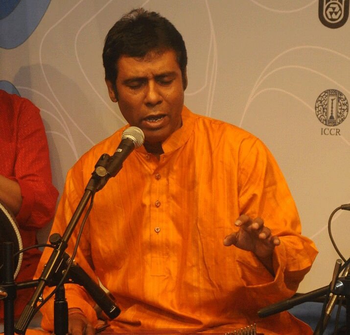 Pandit_Tushar_Dutta_performing_at_Mayar_Madhuri,_Organized_by_Bengal_Foundation.jpg