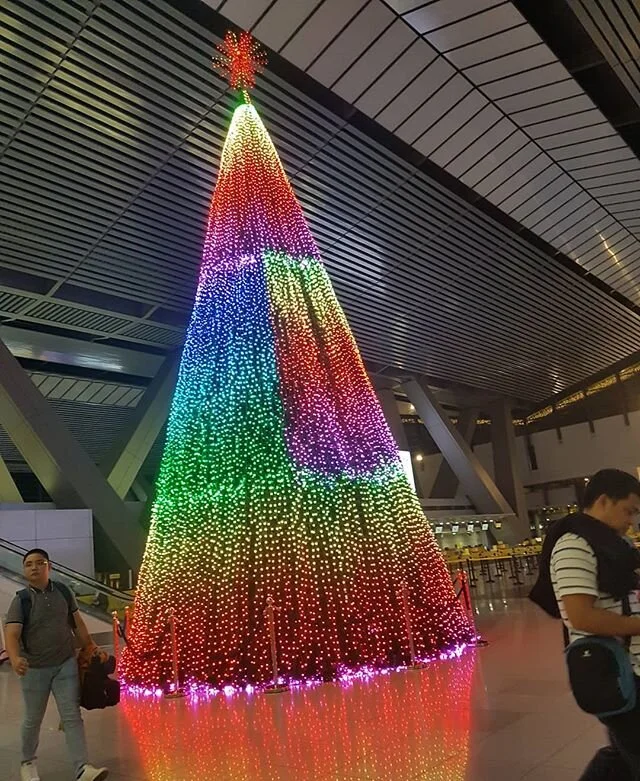 Reminder; We determine our atmosphere. It is still holly and jolly in the Manila airport because they chose for it to be. As a matter of fact I heard Christmas music everywhere in the Philipines, well after after New Year's Day. It was beautiful 😍.
