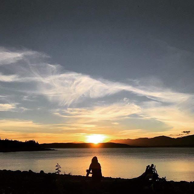 Wine, camping, good friends, a view to die for and that sunset are all that you really need in life.  #lakepukaki #southernhappyglampers 📷@pix2envy
