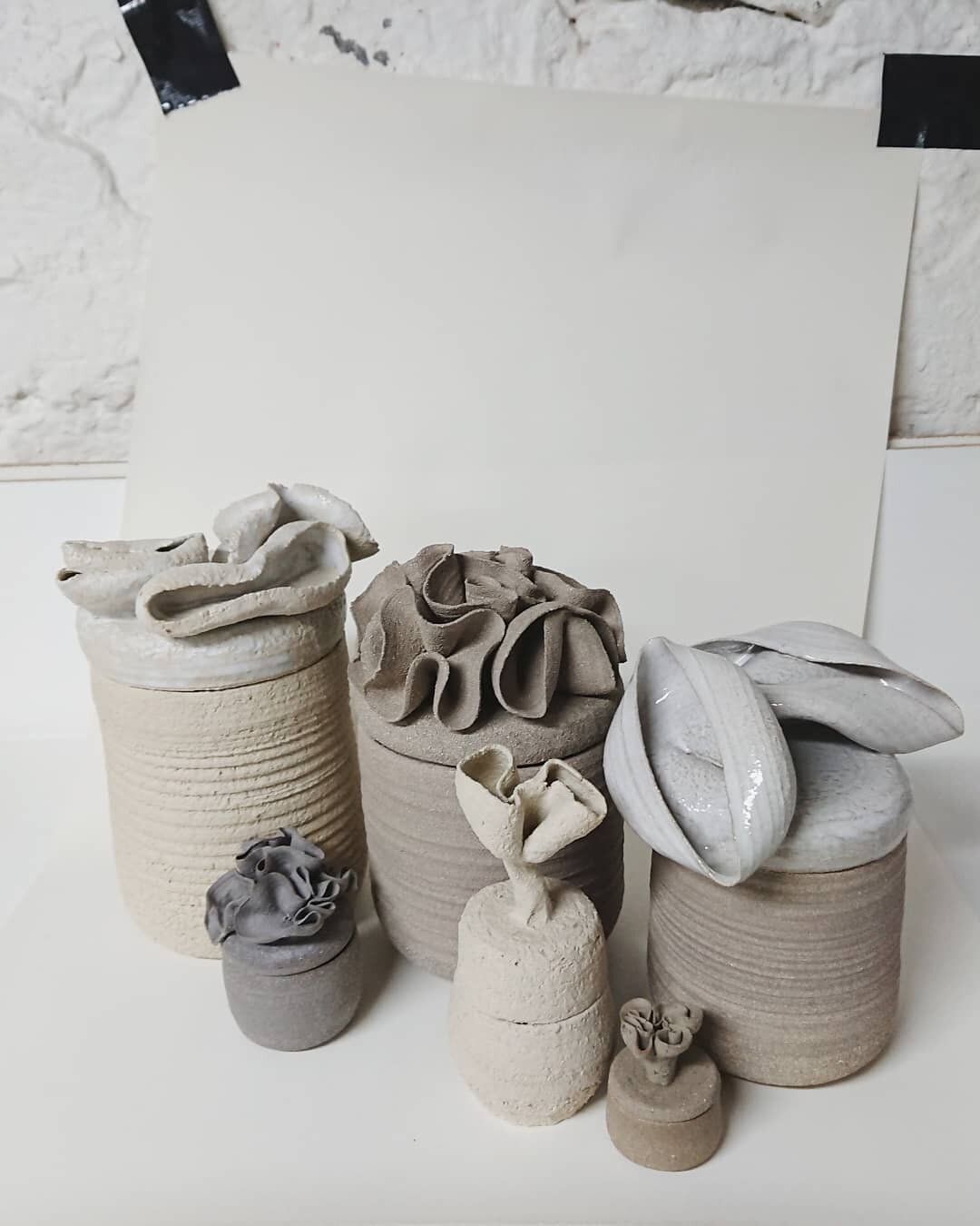 Opening kiln and photoshooting some new Thought boxes.

#dreijaanjasorvaanjarakastanvain #heidiaulikkipuumalainen #contemporaryceramics #keramiikka #ceramics #ceramique #keramik #wheelthrown #finnishdesign #thoughtbox #ceramiclove #handmadedesign #po