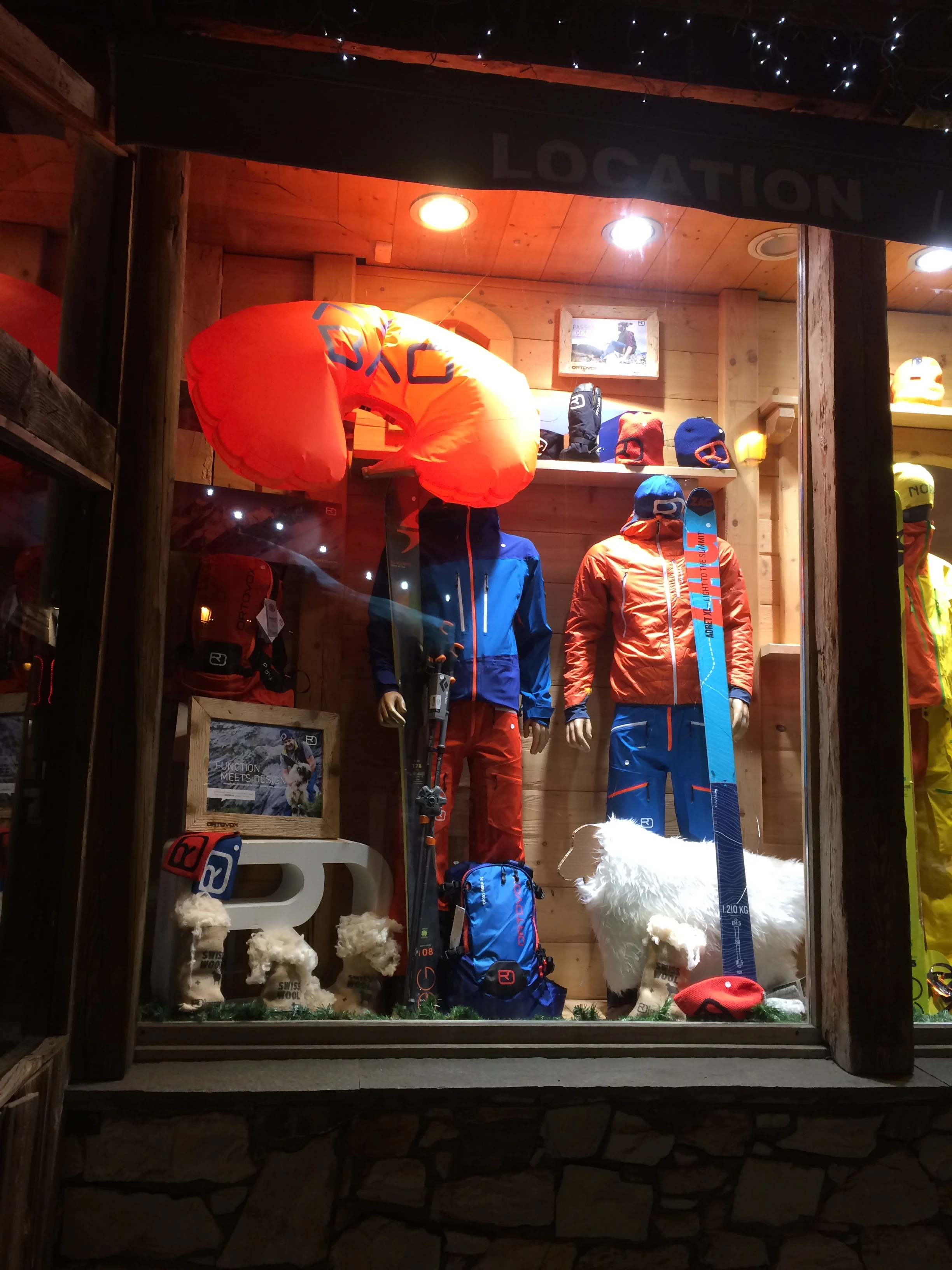 Vitrine du mois de décembre chez Mountain Pro Shop à val d'Isère