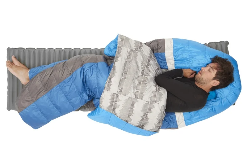 Un sac léger et résistant au froid Sierra Designs souhaite apporter une entière satisfaction aux randonneurs et le poids est un critère à ne pas négliger. La gamme Backcountry Bed a été conçue sans zip et possède une composition en duvet d’oie (700FP) pour obtenir un sac léger et résistant au froid, soit 987 grammes sur la balance pour le backcountry bed 35 en long (tem conf : 3 lim : -3)