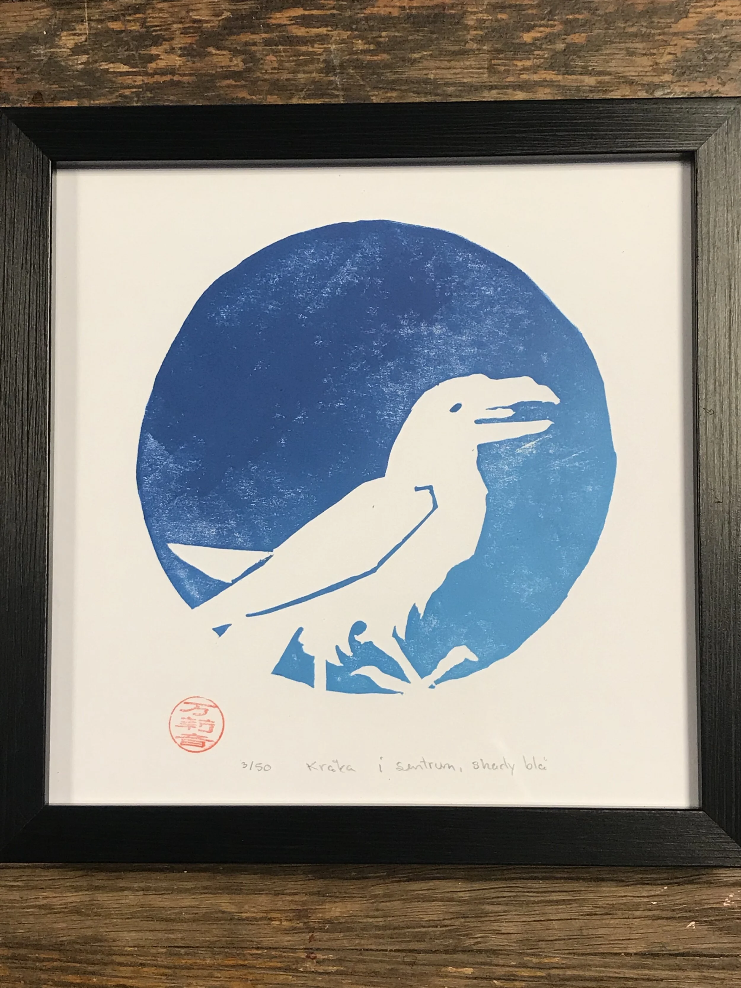 Innrammet linotrykk av Kråka i sentrum, i shady blå farge