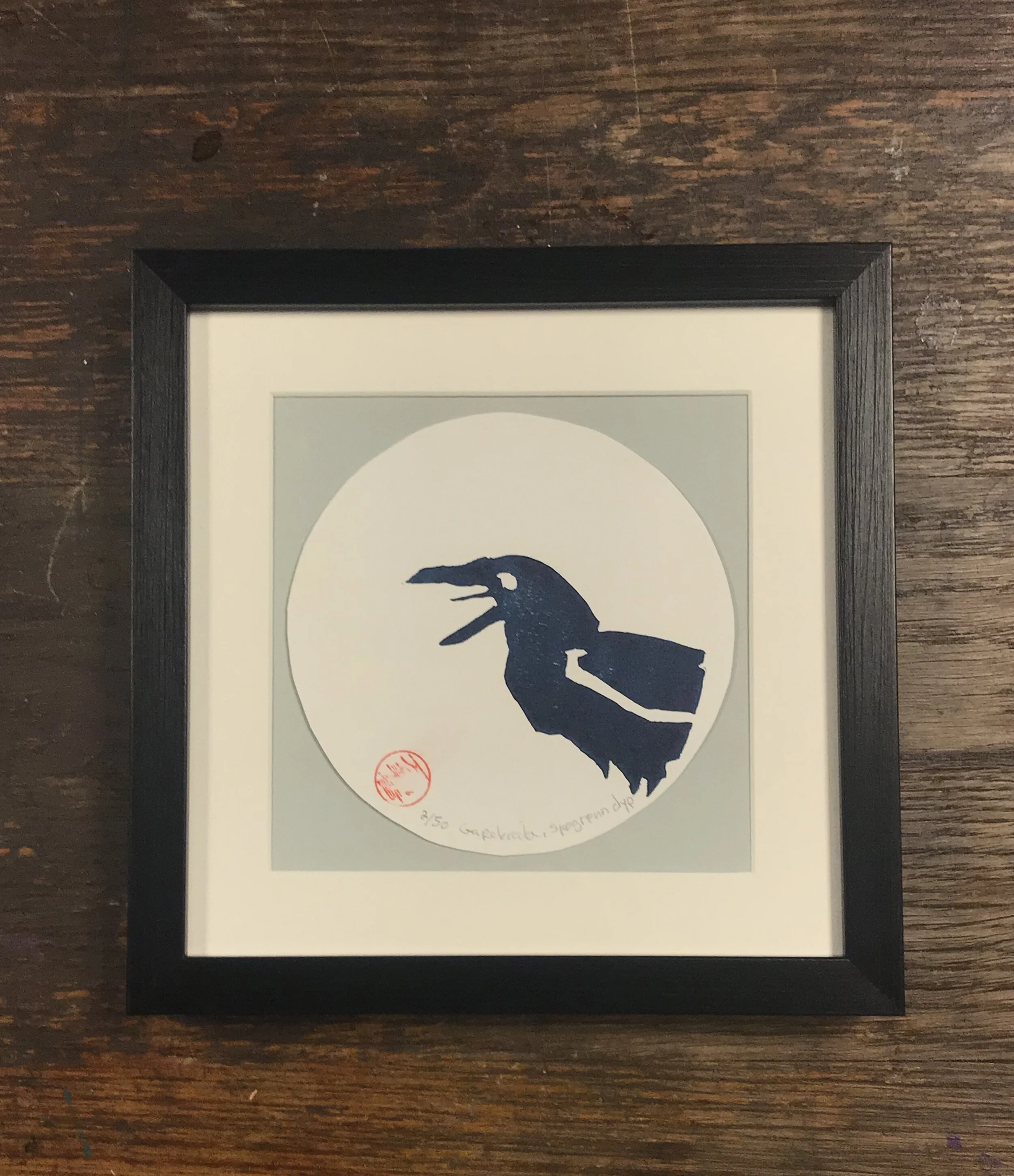 Innrammet linotrykk Gapekråke trykket på hvitt kunstpapir 