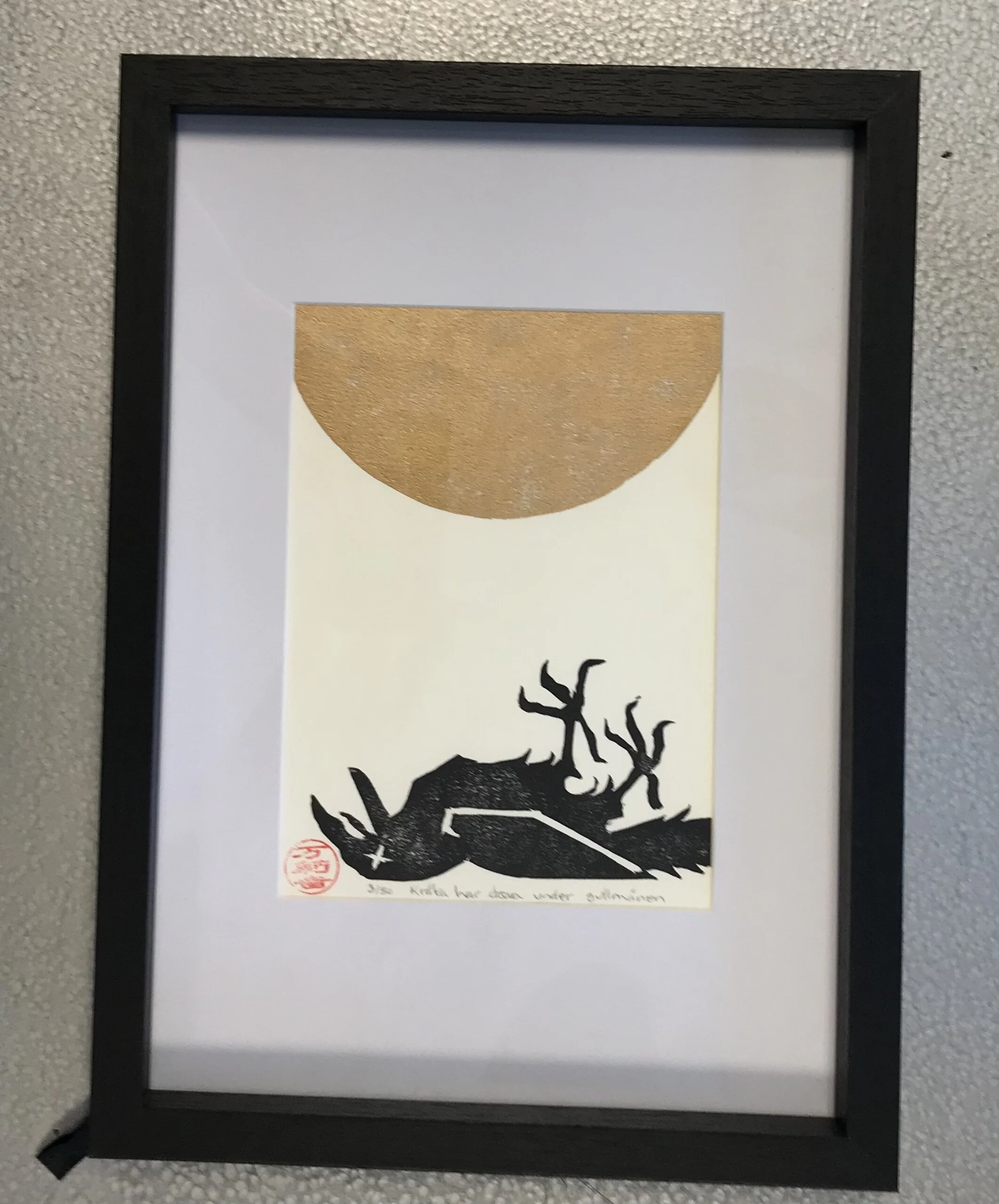 Kråka har dæva, linotrykk i gull og sort  - innrammet  