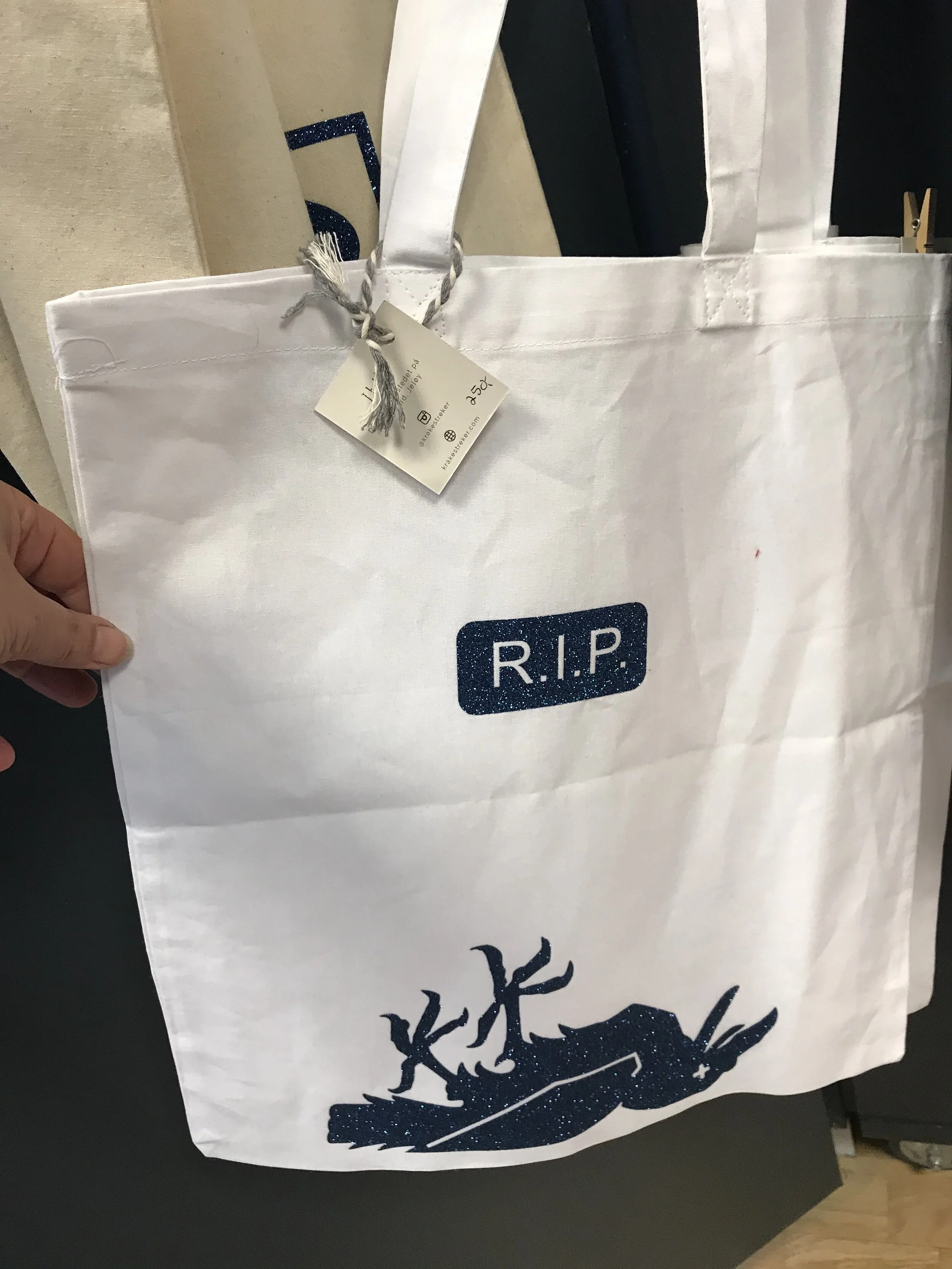 Handlenett med glitrende blå Kråka R.I.P. -  i hvitfarget bomull 
