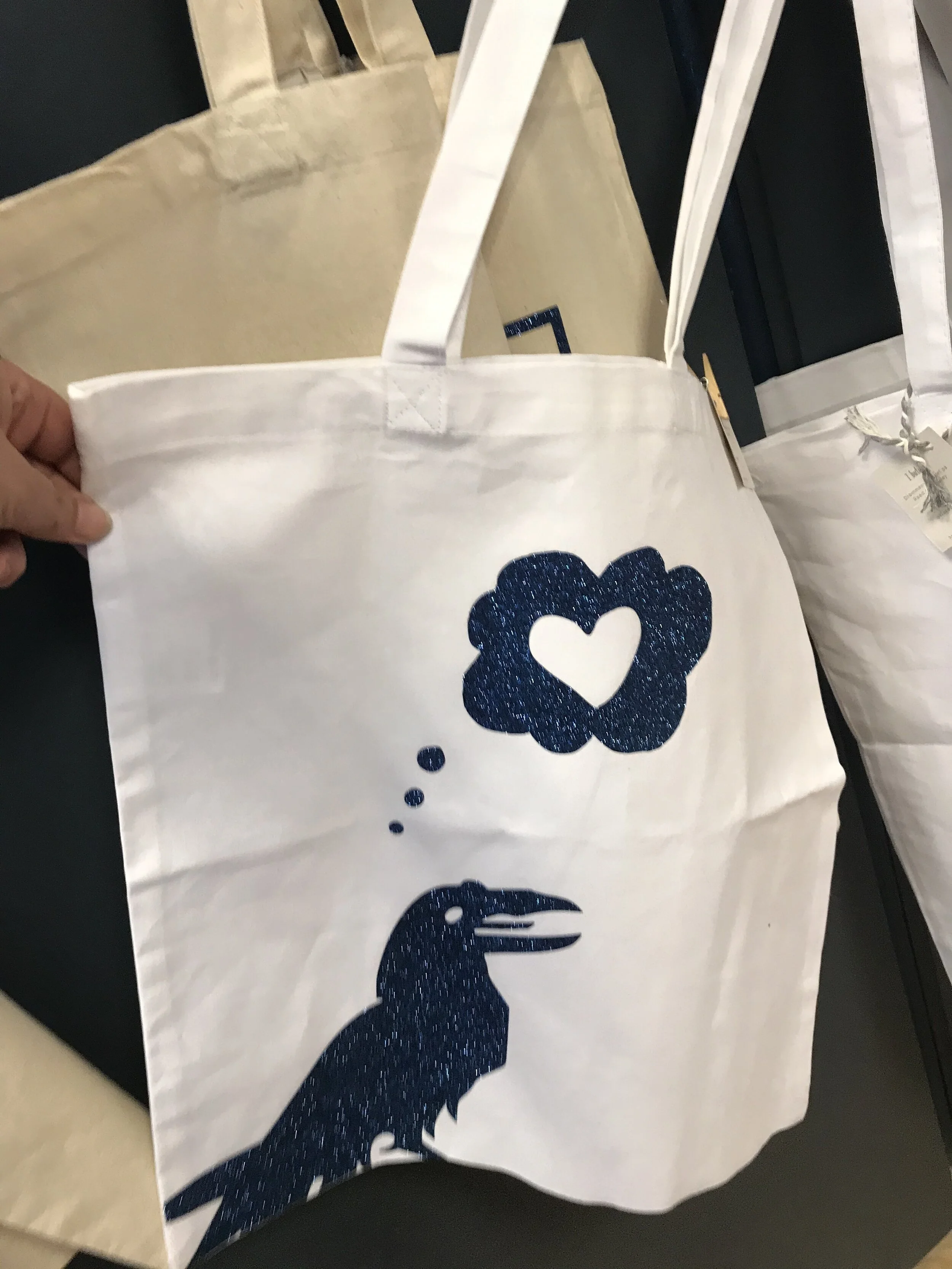 Handlenett med glitrende blå kråke med tankeboble -  i hvitfarget bomull  