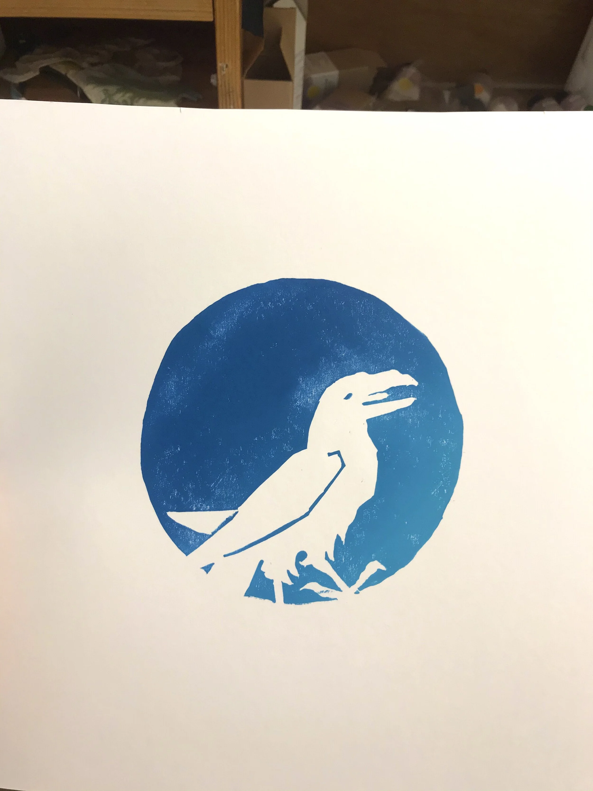 Linotrykk Kråka i sentrum, shady blå - uinnrammet 